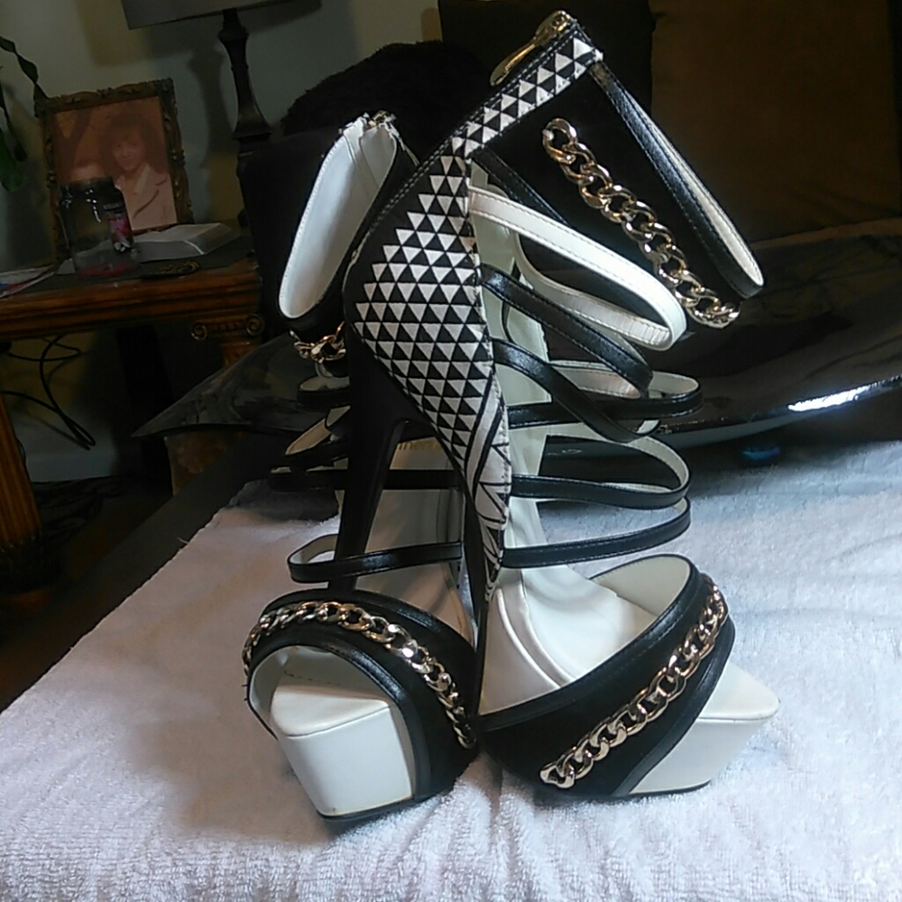 Seeexxxxxyyyy Athena platforms in black and white